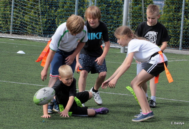 Dziecięce rugby na Orliku (zdjęcia)