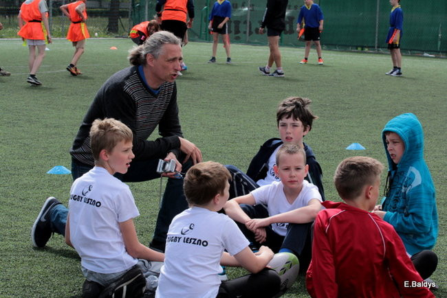 Dziecięce rugby na Orliku (zdjęcia)