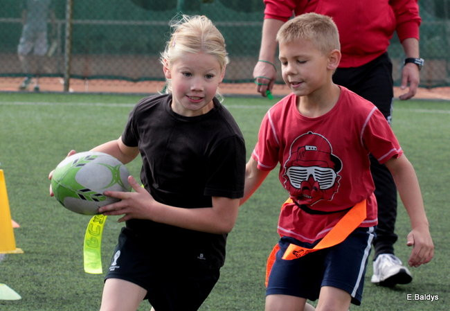 Dziecięce rugby na Orliku (zdjęcia)