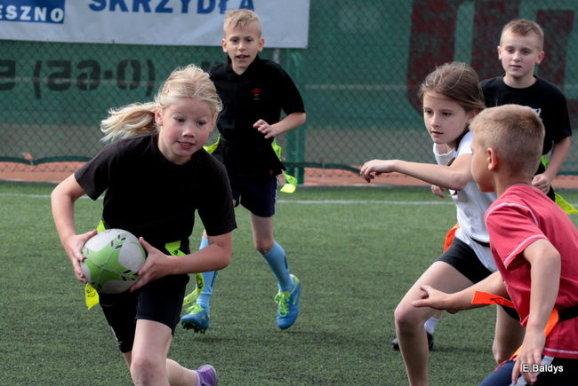 Dziecięce rugby na Orliku (zdjęcia)