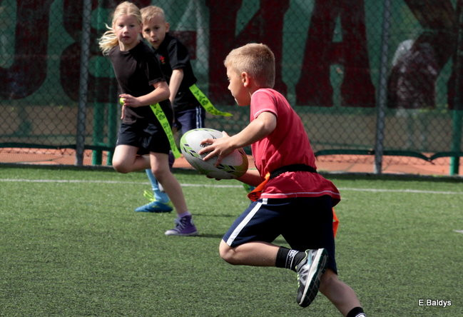 Dziecięce rugby na Orliku (zdjęcia)