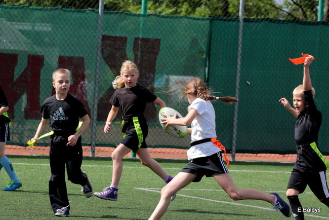 Dziecięce rugby na Orliku (zdjęcia)