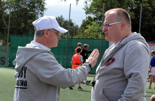 Dziecięce rugby na Orliku (zdjęcia)