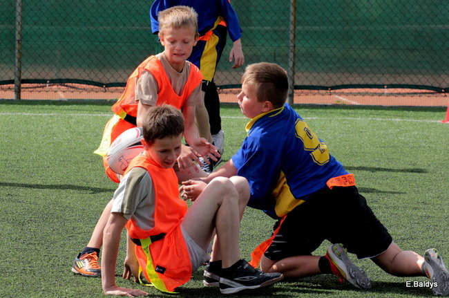 Dziecięce rugby na Orliku (zdjęcia)