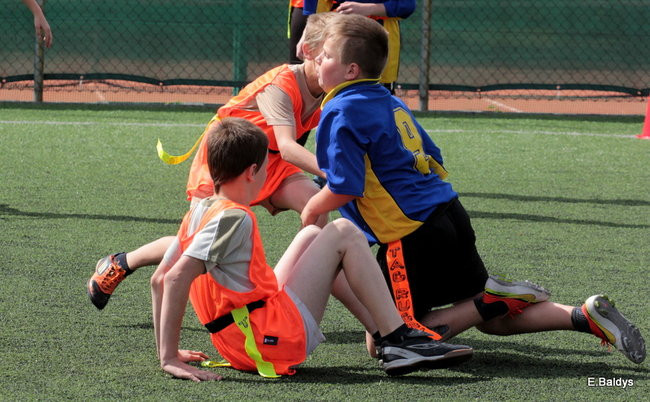 Dziecięce rugby na Orliku (zdjęcia)
