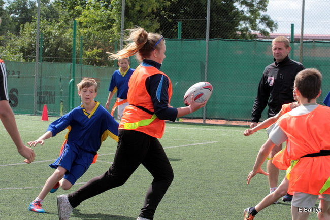 Dziecięce rugby na Orliku (zdjęcia)