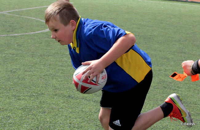 Dziecięce rugby na Orliku (zdjęcia)