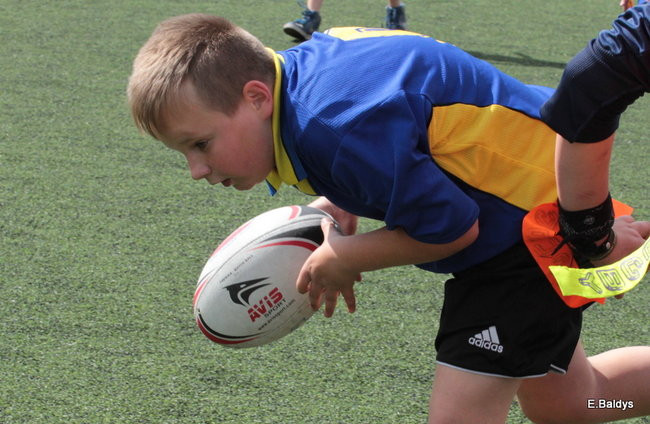 Dziecięce rugby na Orliku (zdjęcia)