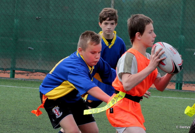 Dziecięce rugby na Orliku (zdjęcia)