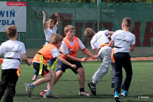Dziecięce rugby na Orliku (zdjęcia)