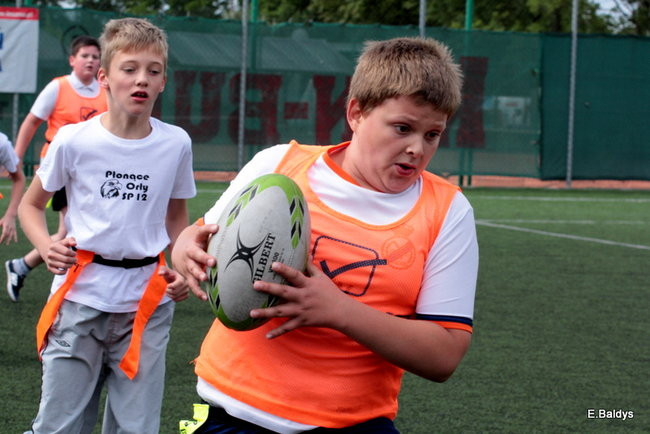 Dziecięce rugby na Orliku (zdjęcia)