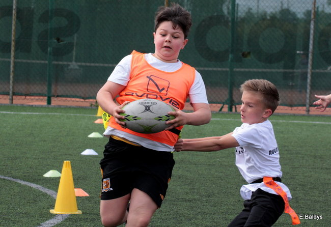 Dziecięce rugby na Orliku (zdjęcia)