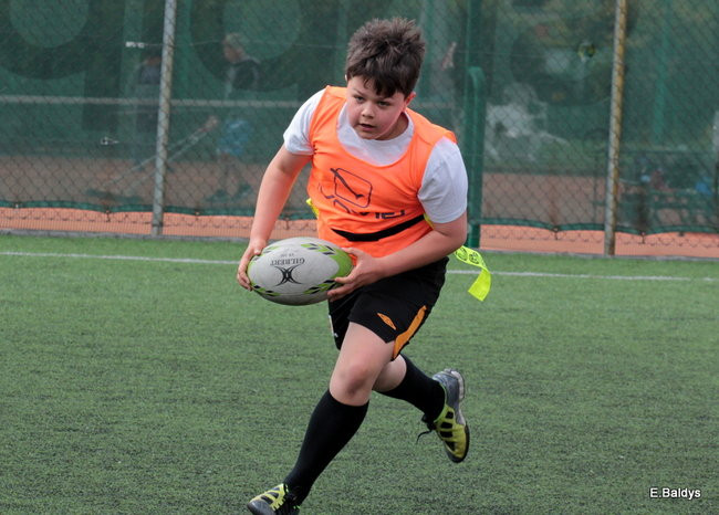 Dziecięce rugby na Orliku (zdjęcia)
