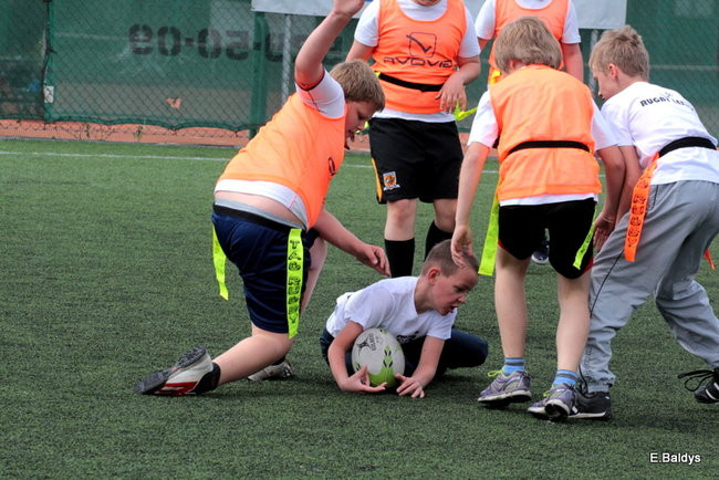 Dziecięce rugby na Orliku (zdjęcia)
