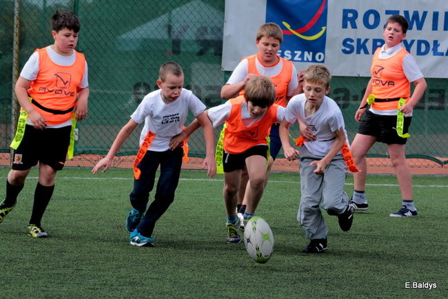 Dziecięce rugby na Orliku (zdjęcia)