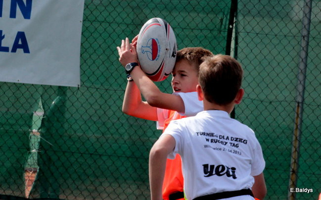 Dziecięce rugby na Orliku (zdjęcia)
