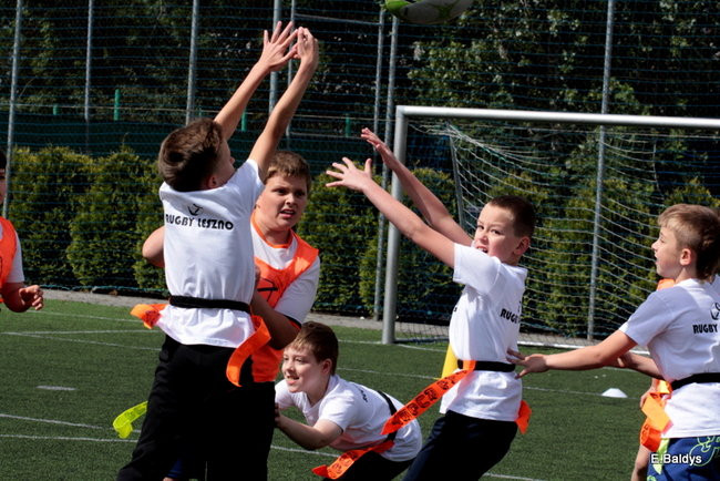 Dziecięce rugby na Orliku (zdjęcia)