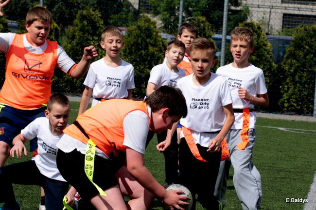 Dziecięce rugby na Orliku (zdjęcia)