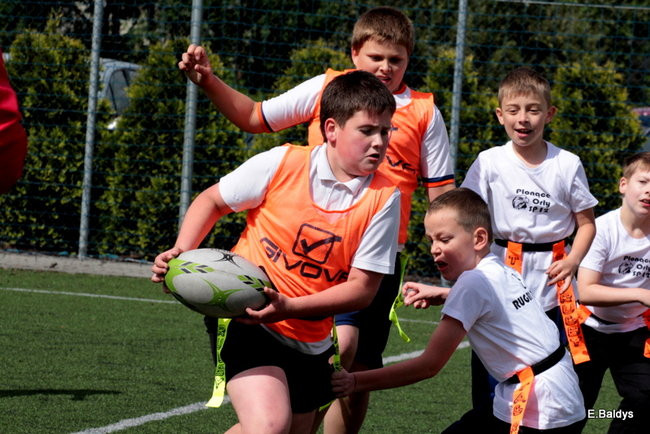 Dziecięce rugby na Orliku (zdjęcia)