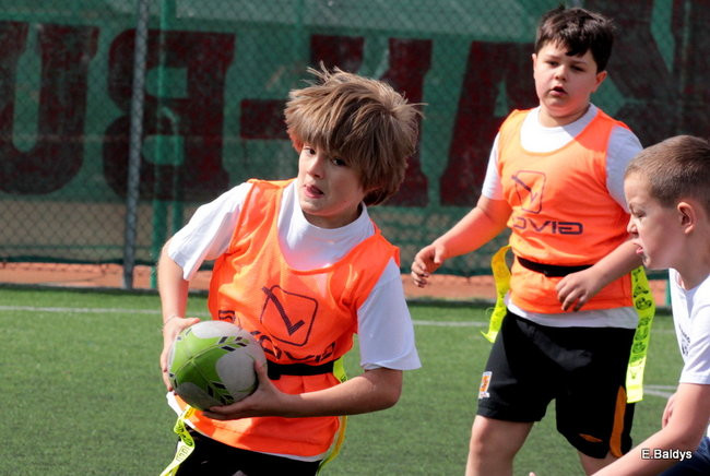Dziecięce rugby na Orliku (zdjęcia)