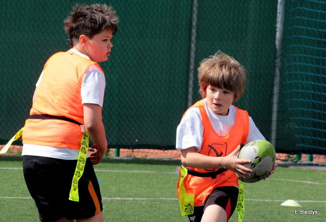 Dziecięce rugby na Orliku (zdjęcia)