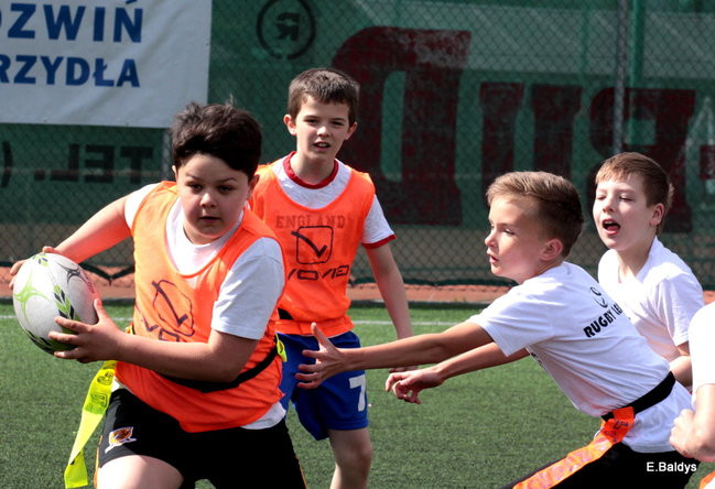 Dziecięce rugby na Orliku (zdjęcia)