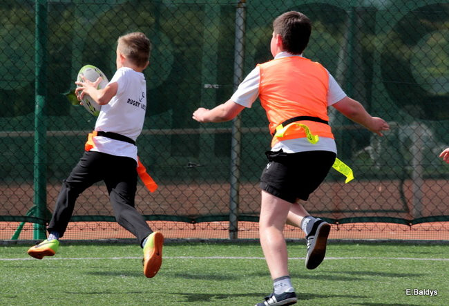 Dziecięce rugby na Orliku (zdjęcia)