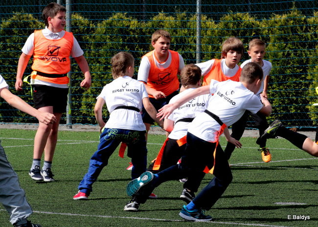 Dziecięce rugby na Orliku (zdjęcia)