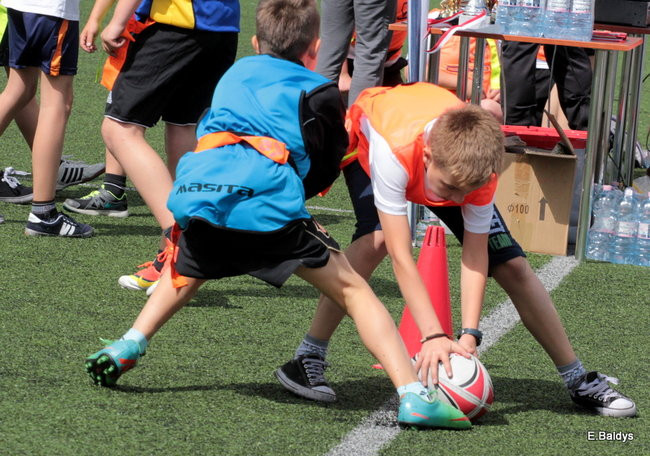 Dziecięce rugby na Orliku (zdjęcia)