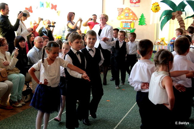 Polonezem pożegnali przedszkole (zdjęcia)