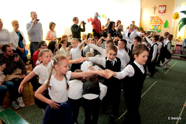 Polonezem pożegnali przedszkole (zdjęcia)