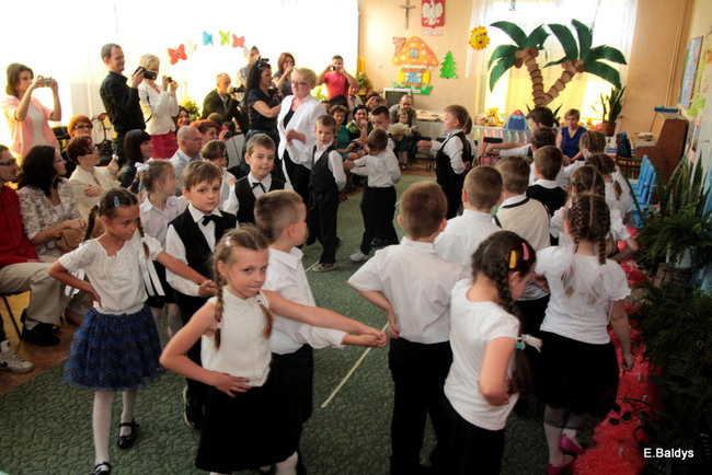 Polonezem pożegnali przedszkole (zdjęcia)