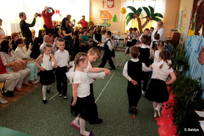 Polonezem pożegnali przedszkole (zdjęcia)