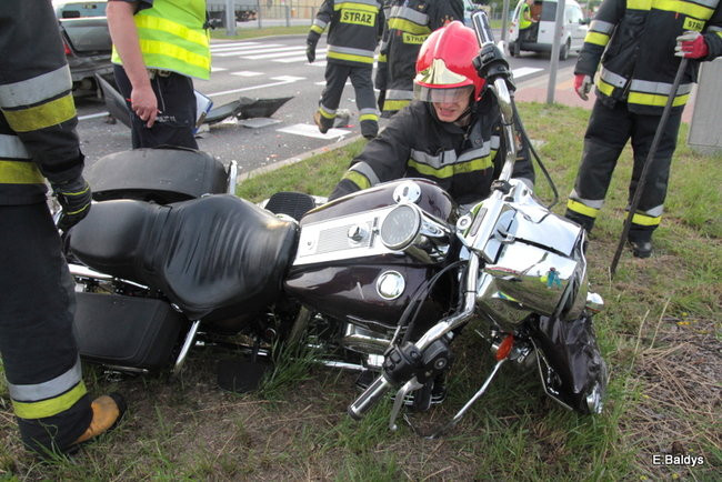 Kraksa przed sygnalizatorem (zdjęcia)