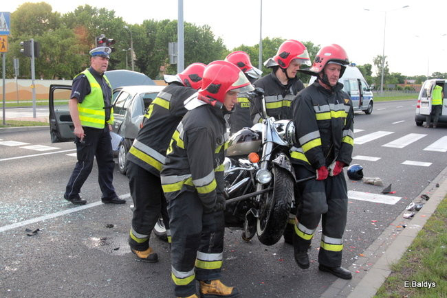 Kraksa przed sygnalizatorem (zdjęcia)