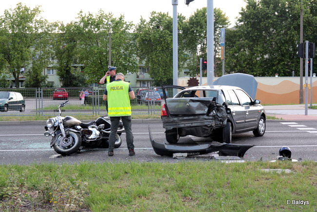 Kraksa przed sygnalizatorem (zdjęcia)