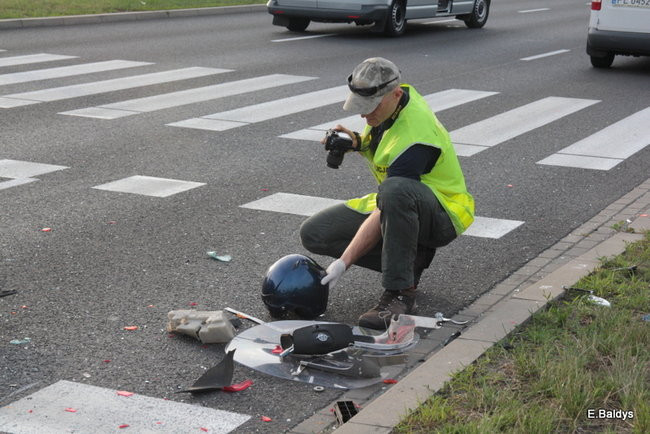 Kraksa przed sygnalizatorem (zdjęcia)