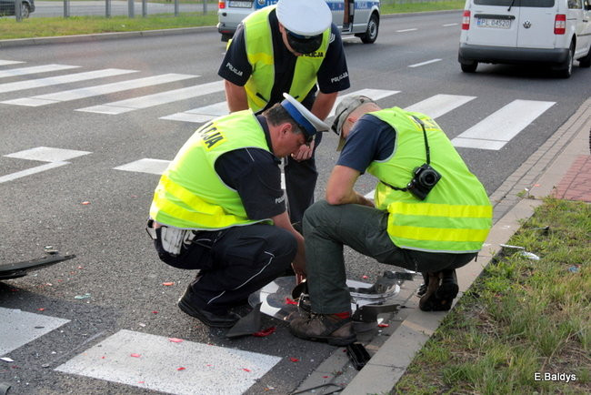 Kraksa przed sygnalizatorem (zdjęcia)