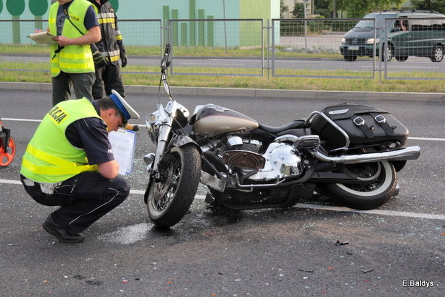 Kraksa przed sygnalizatorem (zdjęcia)