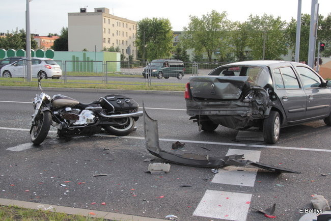 Kraksa przed sygnalizatorem (zdjęcia)