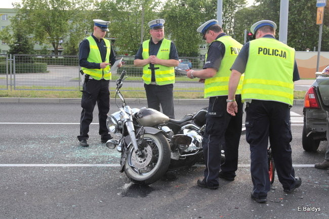 Kraksa przed sygnalizatorem (zdjęcia)