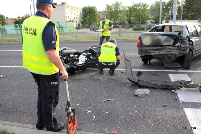 Kraksa przed sygnalizatorem (zdjęcia)