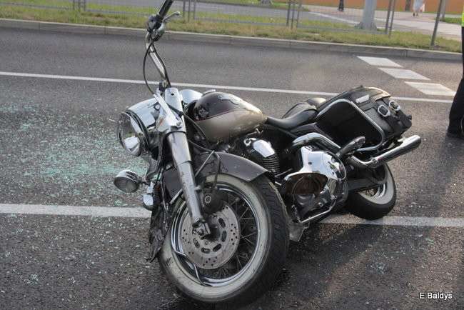 Kraksa przed sygnalizatorem (zdjęcia)