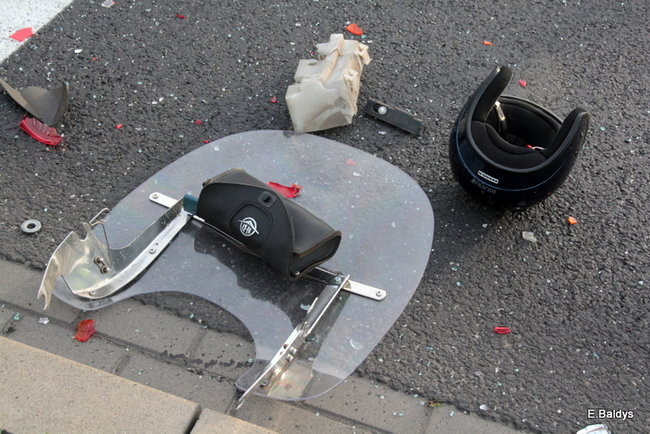 Kraksa przed sygnalizatorem (zdjęcia)