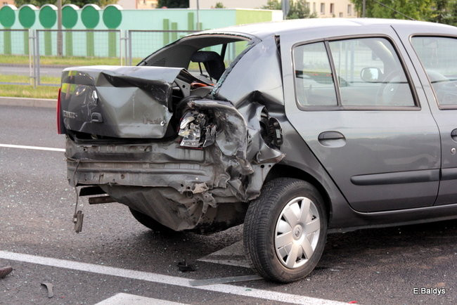 Kraksa przed sygnalizatorem (zdjęcia)