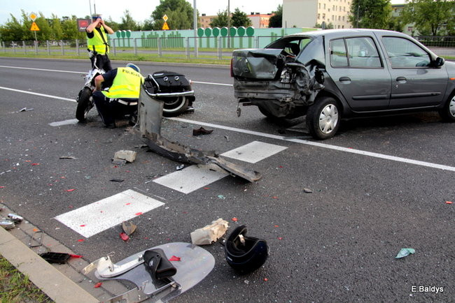 Kraksa przed sygnalizatorem (zdjęcia)