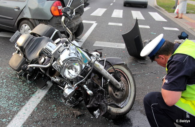 Kraksa przed sygnalizatorem (zdjęcia)