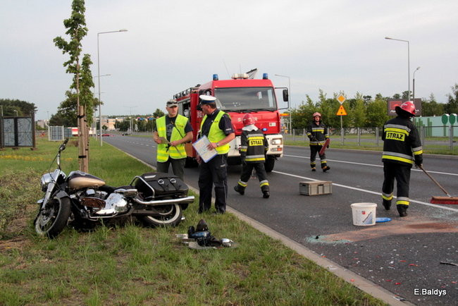 Kraksa przed sygnalizatorem (zdjęcia)