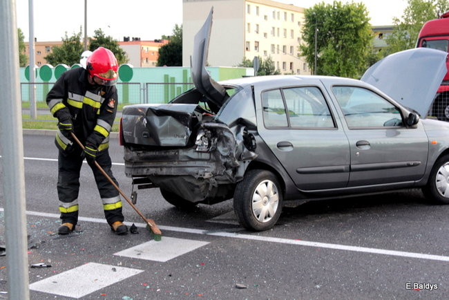 Kraksa przed sygnalizatorem (zdjęcia)