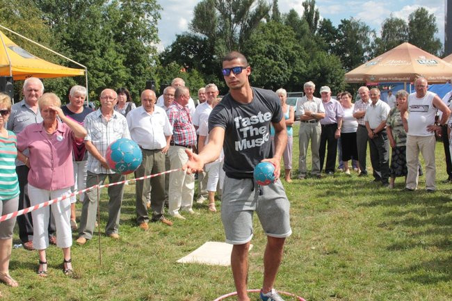 Festyn Seniorów na lotnisku (zdjęcia)